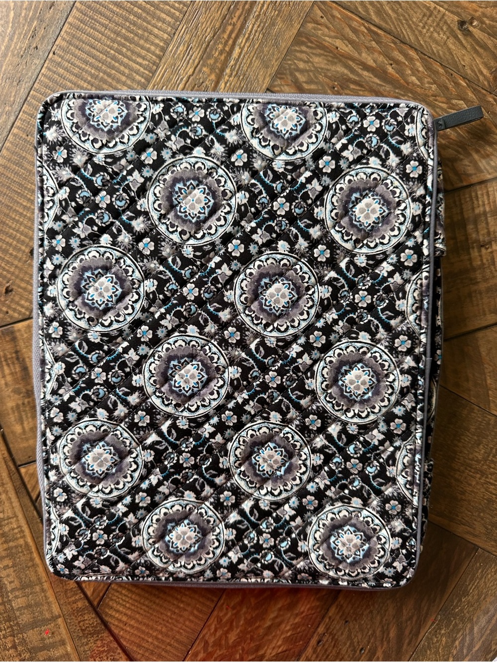 NWOT Vera Bradley Quilted Tablet iPad Organizer Case Charcoal Medallion Print - Picture 2 of 8